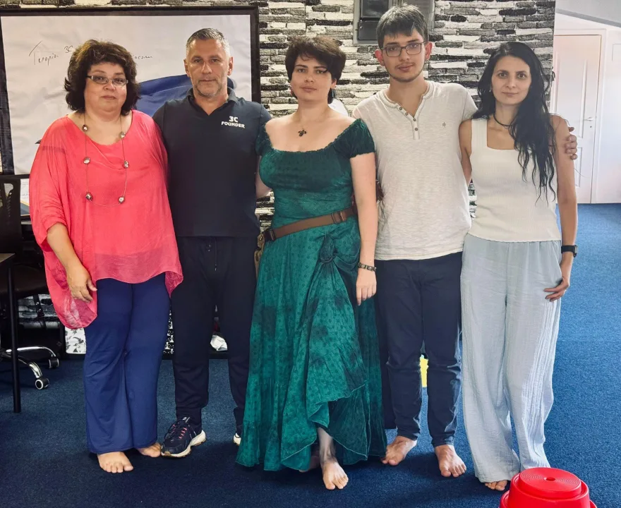 Întâlnire internațională între echipa Terapiei 3C și ONG-ul Child with Future din Ucraina, pentru dezvoltarea programelor de recuperare a copiilor cu autism. În imagine, Paul Cojocaru, Inna și Ira Sergiyenko alături de echipa 3C România, la sediul Terapiei 3C.
